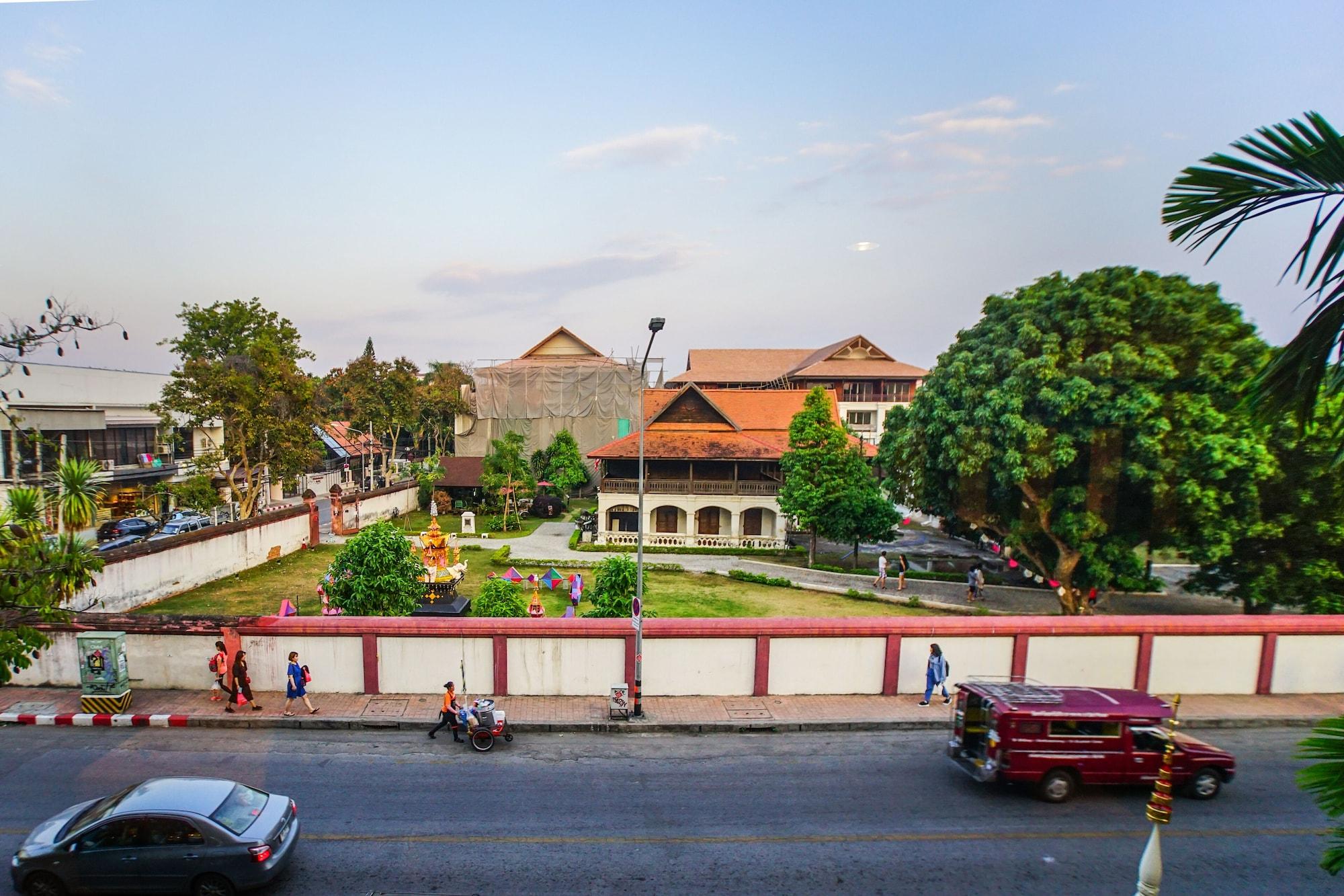 Parasol Inn Chiang Mai Old City Hotel Exterior photo